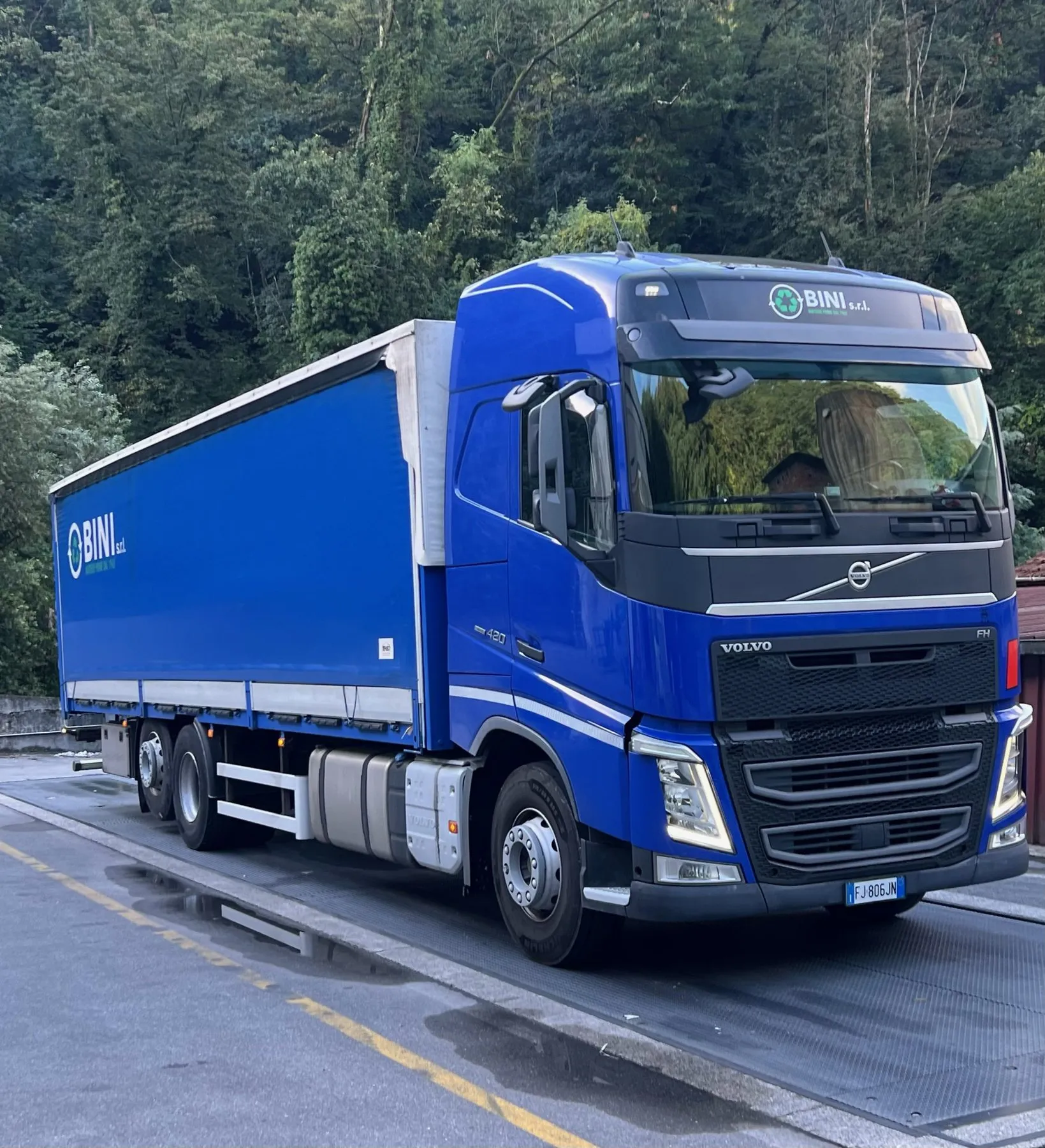 Un camion blu con il marchio Bini sul piazzale