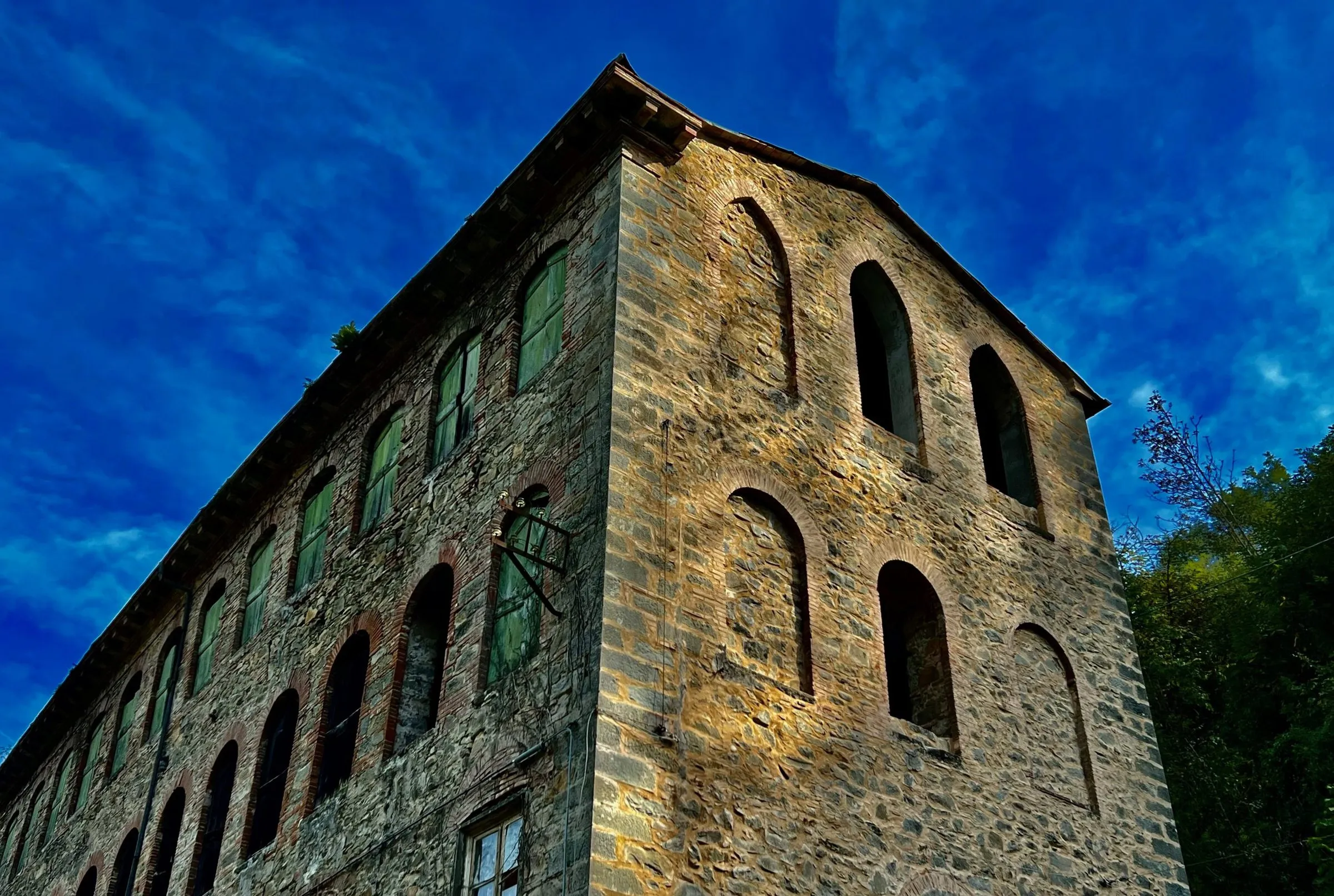 L’edificio in pietra della cartiera di Fabbriche, a Bagni di Lucca