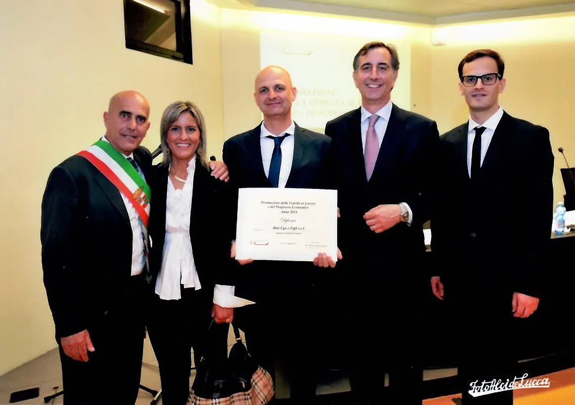 La famiglia Bini in posa con il diploma accanto alle autorità