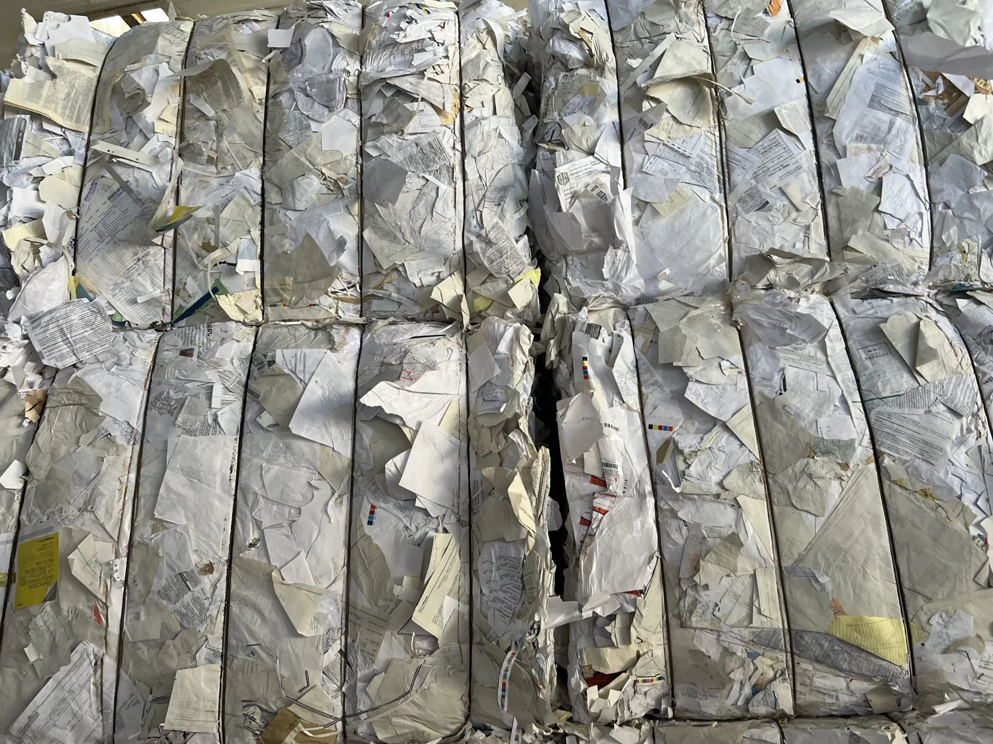 Recortes de papel blanco prensados en balas