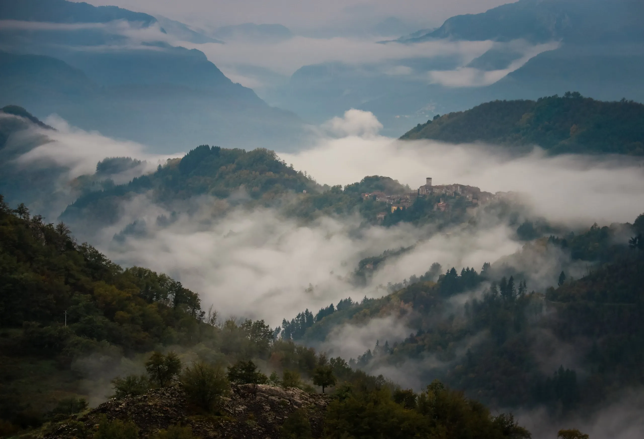 Colline della Lucchesia avvolte dalla nebbia al mattino